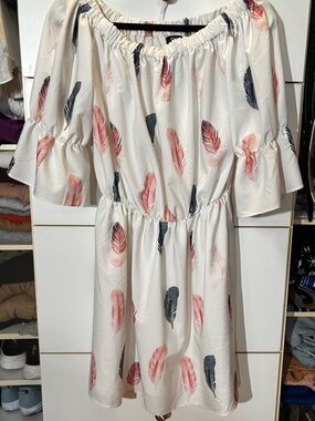 White Off-Shoulder Feather Print Midi Dress — Coral & Navy